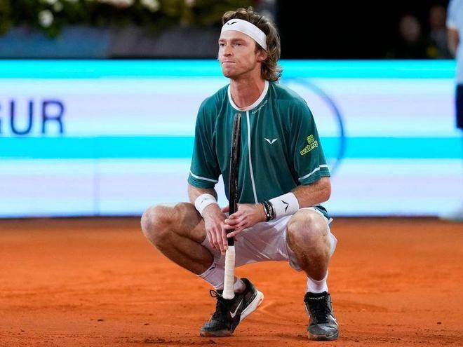 MISSING 的魔法钩子赢得了比赛， Xun 的独特技能Kindred的金身击杀了三人， JD Gaming 夺回了一座城市